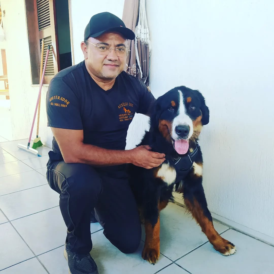 Cleilson Bezerra com cão adestrado 1