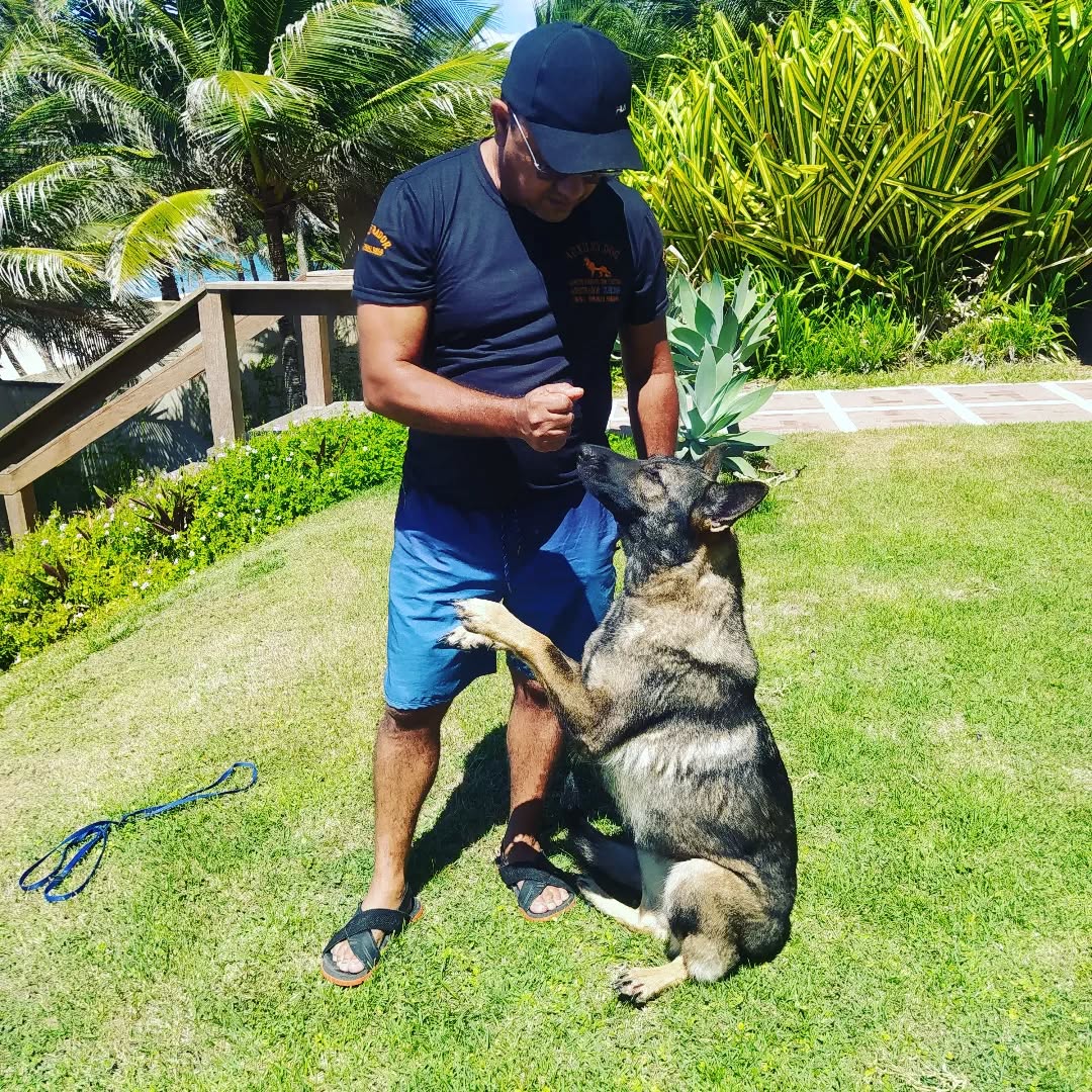 Cleilson Bezerra com cão adestrado 2